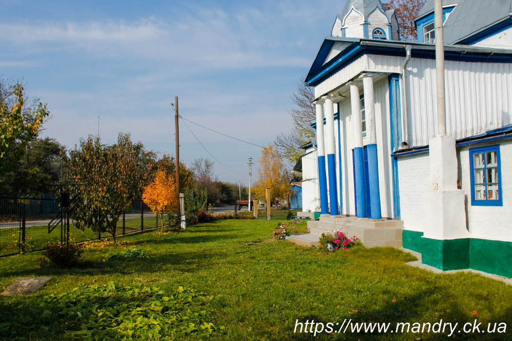 подвір'я церкви в Корнилівці