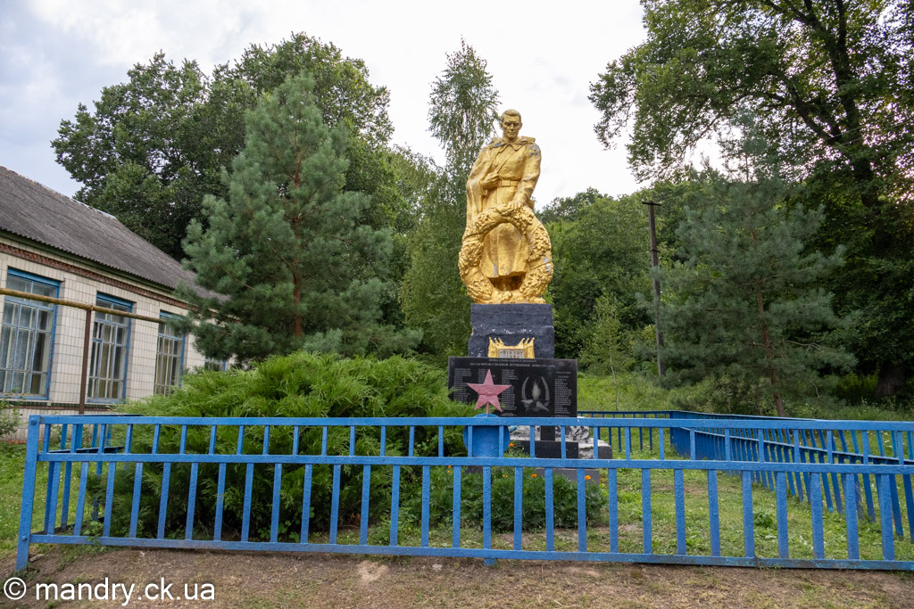 Меморіальний комплекс: Братська могила воїнів і жертв нацизму. Пам'ятний знак полеглим воїнам-односельчанам