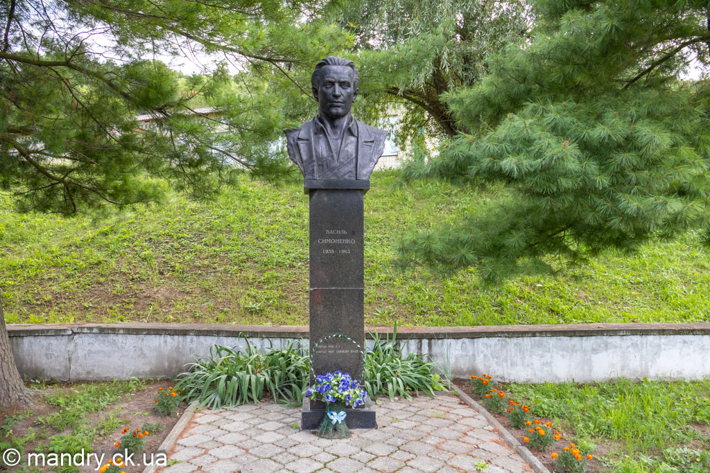 Пам'ятник-погруддя В. А. Симоненку