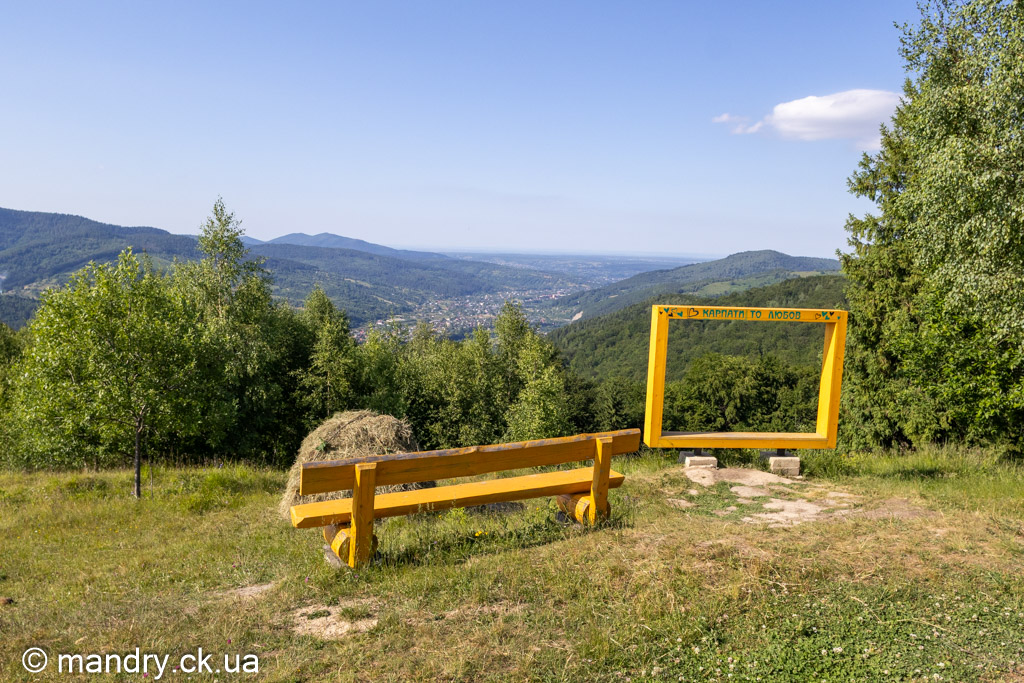Панорама Яремче з оглядового майданчика на горі Маковиця