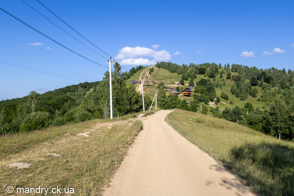 Підйом ґрунтовою дорогою на гору Маковиця біля Яремче
